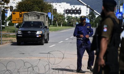 ISLAMABAD (Pakistan), 21/04/2026.- Pakistani security officials stand guard on a road leading to the Red Zone, where most diplomatic missions and government offices are located, including the venue for the expected second round of US-Iran peace talks, in Islamabad, Pakistan, 21 April 2026. As the ceasefire deadline nears, US negotiators are returning to Islamabad for a second round of talks, despite an Iranian Foreign Ministry spokesperson stating that Tehran has no plans to participate. (Teherán) EFE/EPA/SOHAIL SHAHZAD