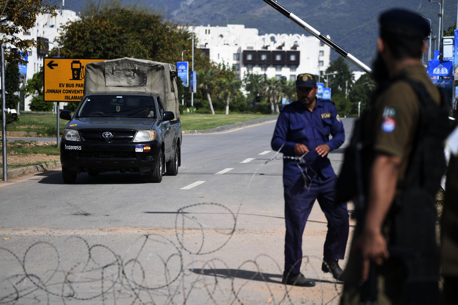 ISLAMABAD (Pakistan), 21/04/2026.- Pakistani security officials stand guard on a road leading to the Red Zone, where most diplomatic missions and government offices are located, including the venue for the expected second round of US-Iran peace talks, in Islamabad, Pakistan, 21 April 2026. As the ceasefire deadline nears, US negotiators are returning to Islamabad for a second round of talks, despite an Iranian Foreign Ministry spokesperson stating that Tehran has no plans to participate. (Teherán) EFE/EPA/SOHAIL SHAHZAD