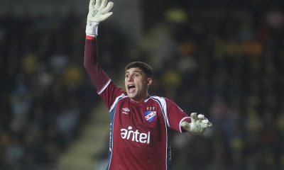 El guardameta del Nacional uruguayo, Ignacio Suárez Ferreira, ordena a su defensa durante el partido de la primera jornada de la fase de grupos de la Copa Libertadores que su equipo igualó 1-1 este miércoles con Coquimbo Unido en el estadio chileno Francisco Sánchez Rumoroso. EFE/ Hernán Contreras