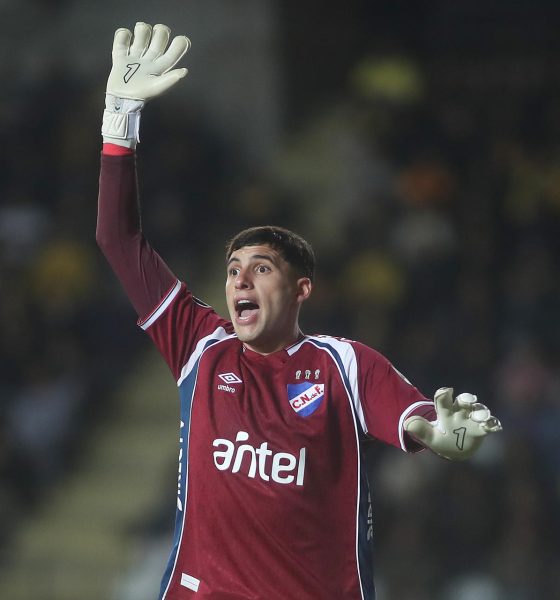 El guardameta del Nacional uruguayo, Ignacio Suárez Ferreira, ordena a su defensa durante el partido de la primera jornada de la fase de grupos de la Copa Libertadores que su equipo igualó 1-1 este miércoles con Coquimbo Unido en el estadio chileno Francisco Sánchez Rumoroso. EFE/ Hernán Contreras