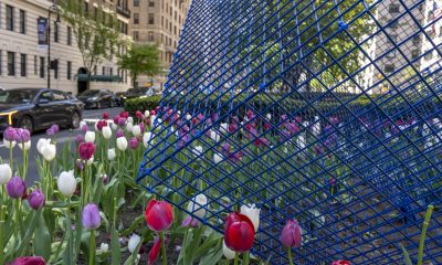 Fotografía de una parte de la escultura Blue Nasa del artista Manolo Paz durante la muestra 'La distancia que une' como parte del programa de escultura pública que se exhibe este viernes, en Park Avenue, Nueva York (EE.UU.). EFE/Ángel Colmenares