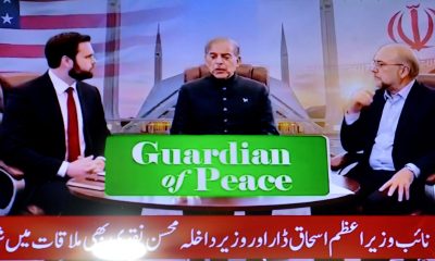 El vicepresidente de Estados Unidos, JD Vance (izquierda), junto al primer ministro pakistaní, Shehbaz Sharif (centro), y el presidente del Parlamento iraní, Mohamad Baqer Qalibaf (derecha), aparecen en una pantalla de televisión en Peshawar (Pakistán), durante las conversaciones entre Estados Unidos e Irán en Islamabad, Pakistán, el 11 de abril de 2026. Una delegación iraní y estadounidense llegó a Islamabad para las conversaciones de paz previstas en medio de un frágil alto el fuego de dos semanas tras el conflicto que comenzó el 28 de febrero de 2026. EFE/BILAWAL ARBAB