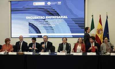 El presidente de la Cámara Española de Comercio en México (CAMESCOM), Antonio Basagoiti Pastor, (4-i), el embajador de España en México (3-i) Juan Duarte Cuadrado y el ministro de Asuntos Exteriores de España, José Manuel Albares (4-d) participan durante una reunión con empresarios en la Cámara de Comercio de España este martes, en Ciudad de México (México). EFE/José Méndez