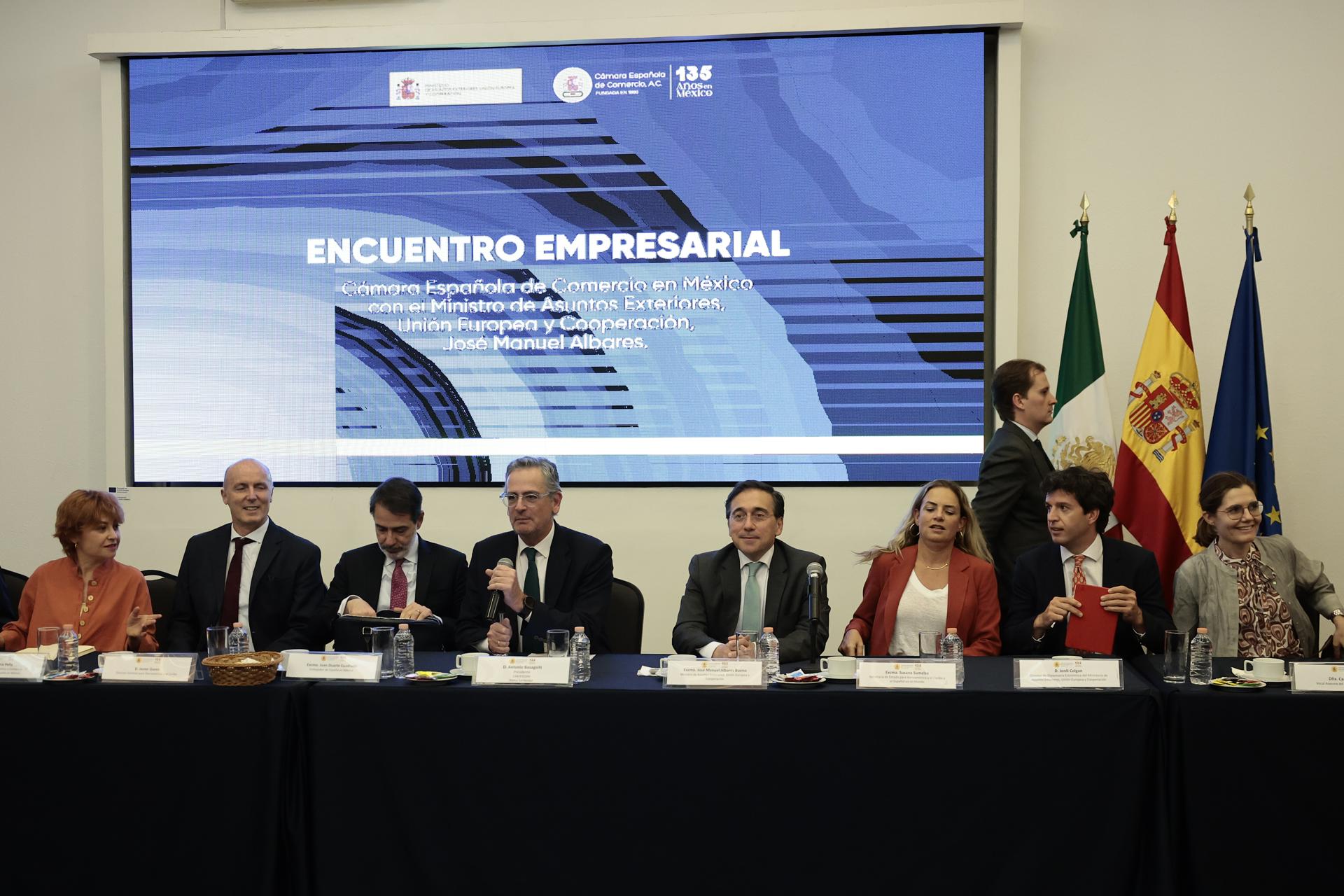 El presidente de la Cámara Española de Comercio en México (CAMESCOM), Antonio Basagoiti Pastor, (4-i), el embajador de España en México (3-i) Juan Duarte Cuadrado y el ministro de Asuntos Exteriores de España, José Manuel Albares (4-d) participan durante una reunión con empresarios en la Cámara de Comercio de España este martes, en Ciudad de México (México). EFE/José Méndez