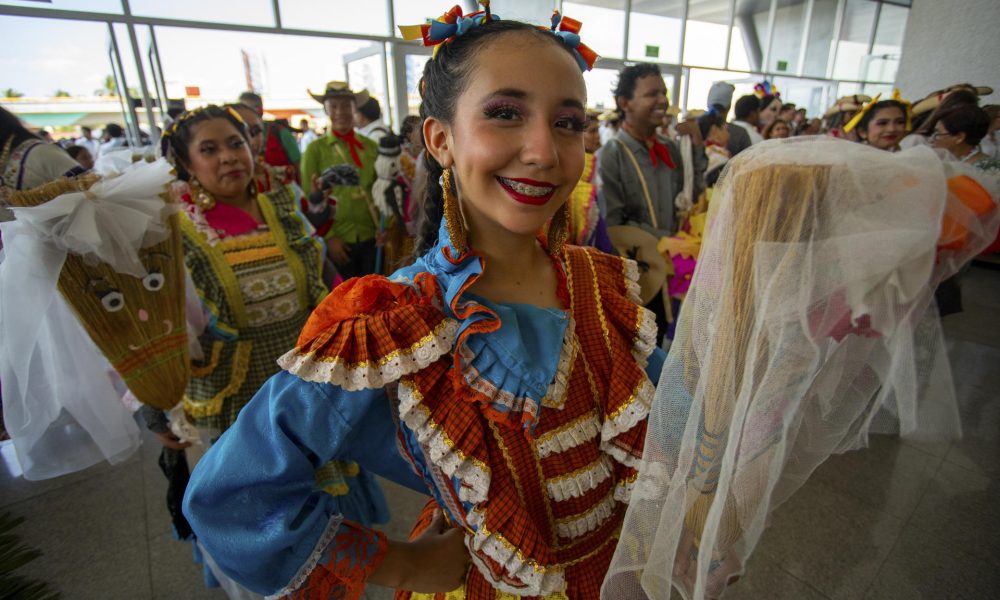 Personas vestidas con trajes típicos participan en la inauguración de la edición 50 del Tianguis Turístico en Acapulco (México). EFE/ David Guzmán