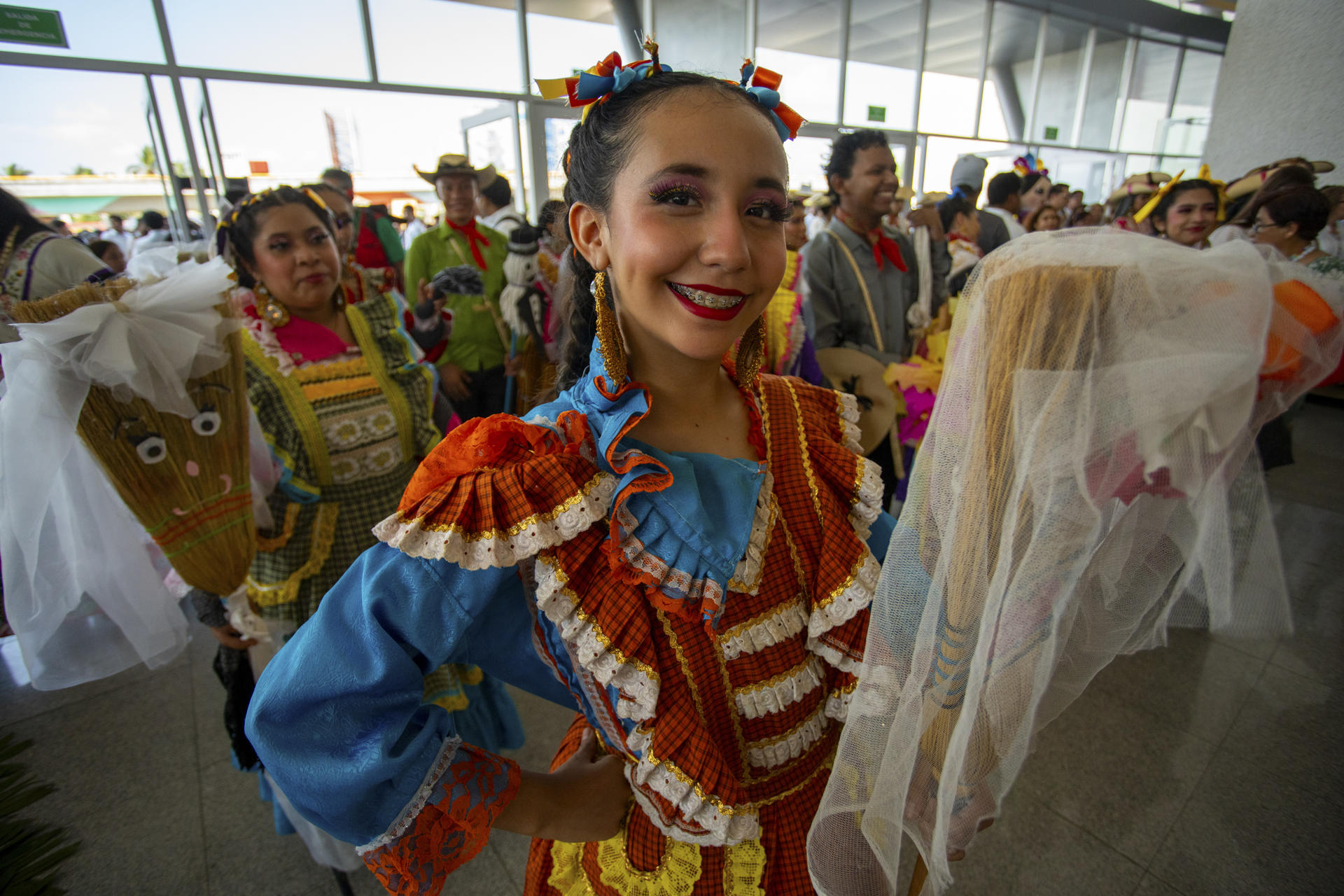 Personas vestidas con trajes típicos participan en la inauguración de la edición 50 del Tianguis Turístico en Acapulco (México). EFE/ David Guzmán