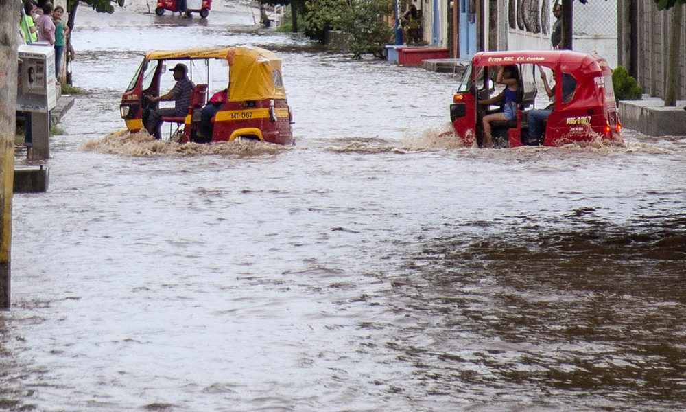 Vehículos transitan por una calle inundada en Juchitán (México). Imagen de archivo. EFE/ Luis Villaobos