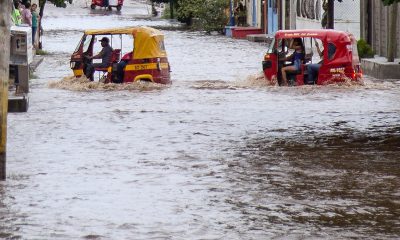 Vehículos transitan por una calle inundada en Juchitán (México). Imagen de archivo. EFE/ Luis Villaobos