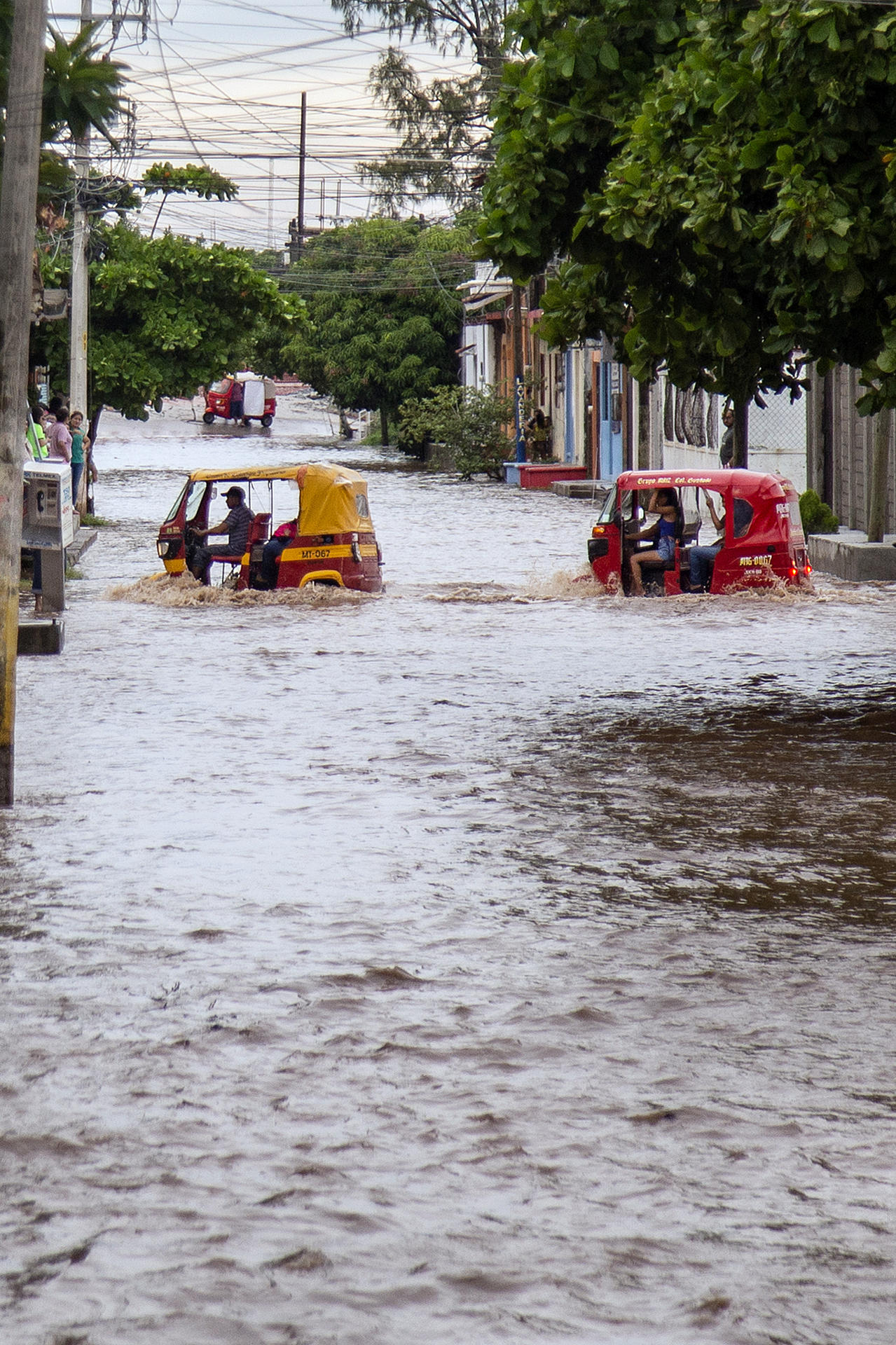 Vehículos transitan por una calle inundada en Juchitán (México). Imagen de archivo. EFE/ Luis Villaobos