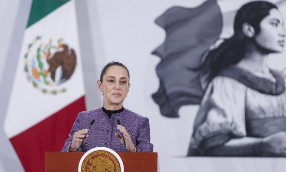 La presidenta de México, Claudia Sheinbaum, habla en una rueda de prensa este miércoles en Palacio Nacional de la Ciudad de México (México). EFE/Isaac Esquivel