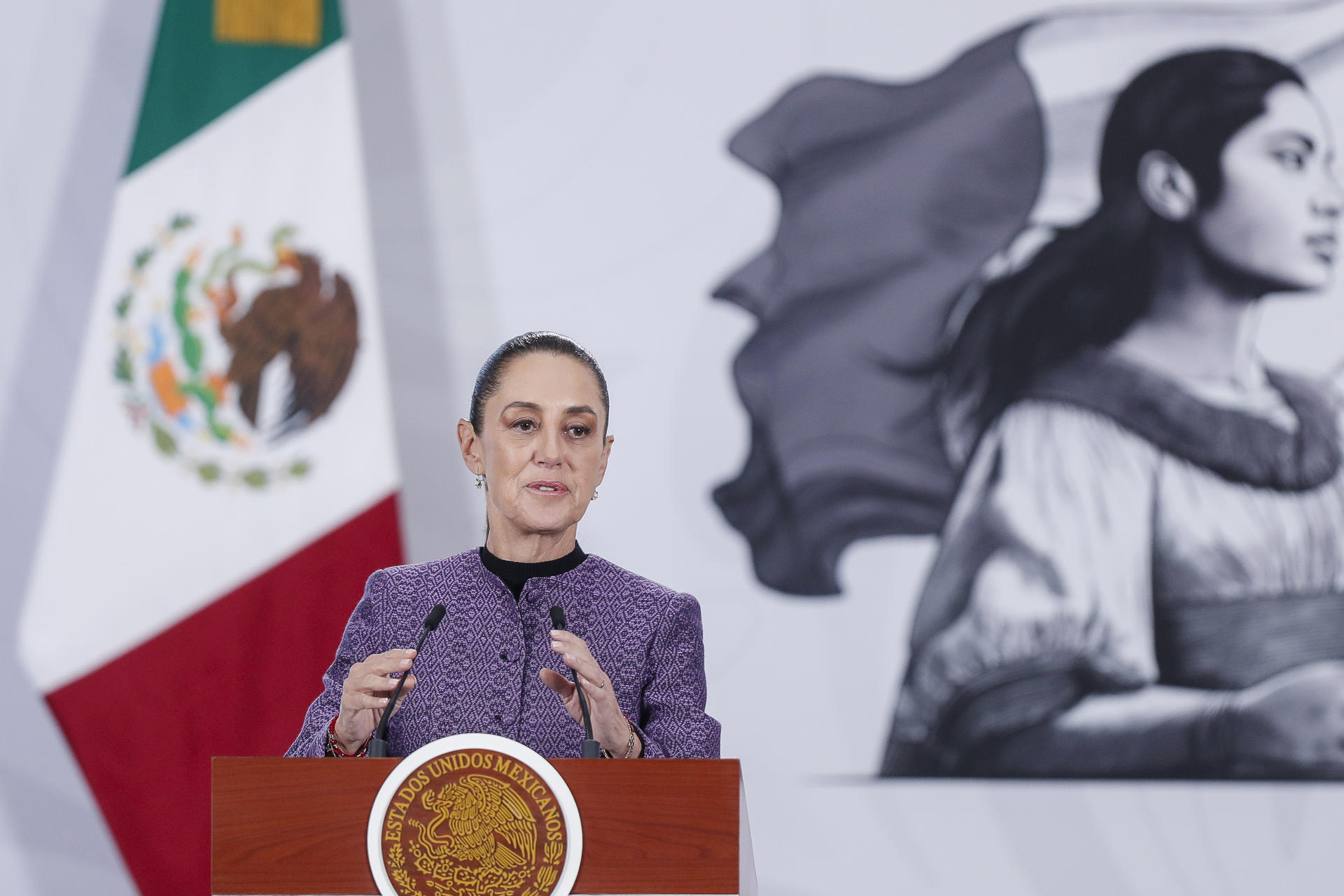La presidenta de México, Claudia Sheinbaum, habla en una rueda de prensa este miércoles en Palacio Nacional de la Ciudad de México (México). EFE/Isaac Esquivel