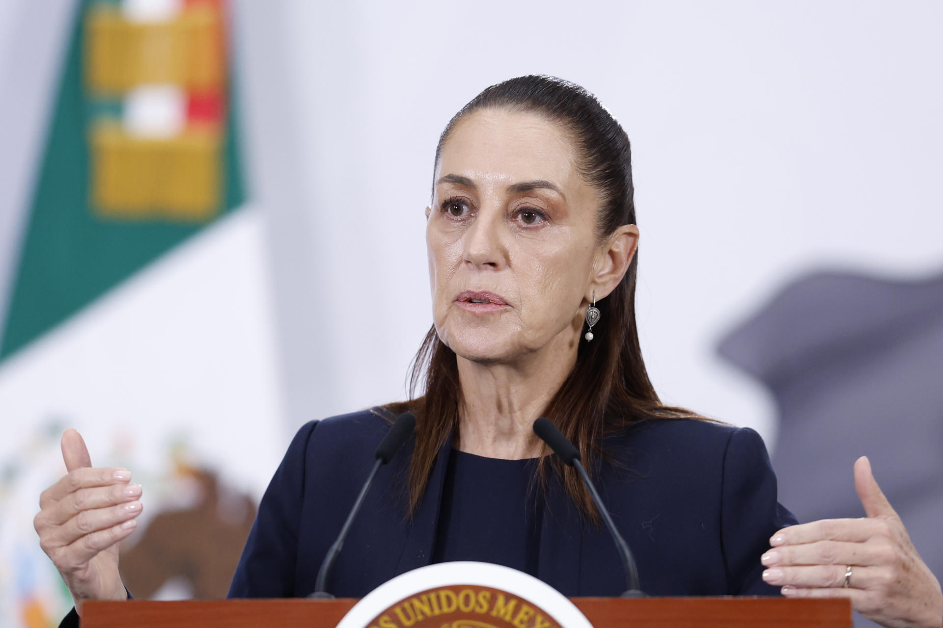 La presidenta de México, Claudia Sheinbaum, habla durante una rueda de prensa este lunes, en el Palacio Nacional, en Ciudad de México (México). EFE/Sáshenka Gutiérrez