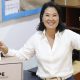 La candidata a la Presidencia de Perú por el partido Fuerza Popular, Keiko Fujimori, deposita su voto este domingo, en Lima (Perú). EFE/ Renato Pajuelo