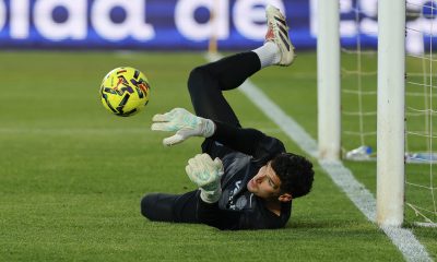 El portero del Elche Matías Dituro, durante el calentamiento previo a un partido de LaLiga disputado por su equipo el pasado 3 de abril. EFE/Mariscal