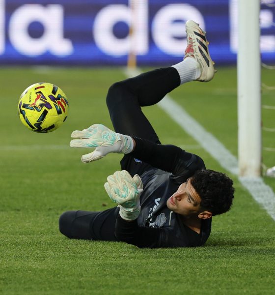 El portero del Elche Matías Dituro, durante el calentamiento previo a un partido de LaLiga disputado por su equipo el pasado 3 de abril. EFE/Mariscal