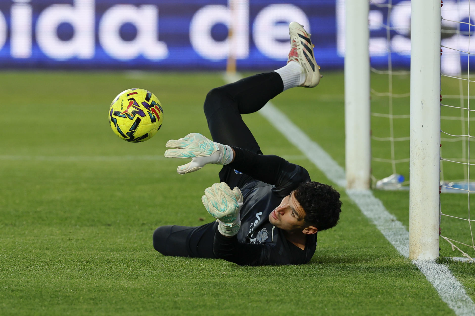 El portero del Elche Matías Dituro, durante el calentamiento previo a un partido de LaLiga disputado por su equipo el pasado 3 de abril. EFE/Mariscal