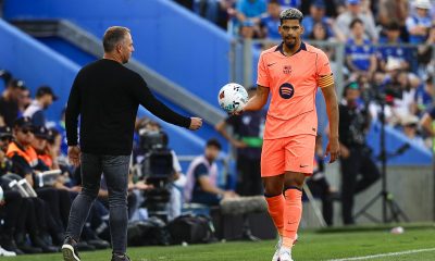 El entrenador del FC Barcelona, Hansi Flick (i), y el defensa Ronald Araújo (d) durante el partido de LaLiga entre Getafe CF y FC Barcelona celebrado este sábado en el estadio Coliseum de Getafe (Madrid). EFE/ Mariscal