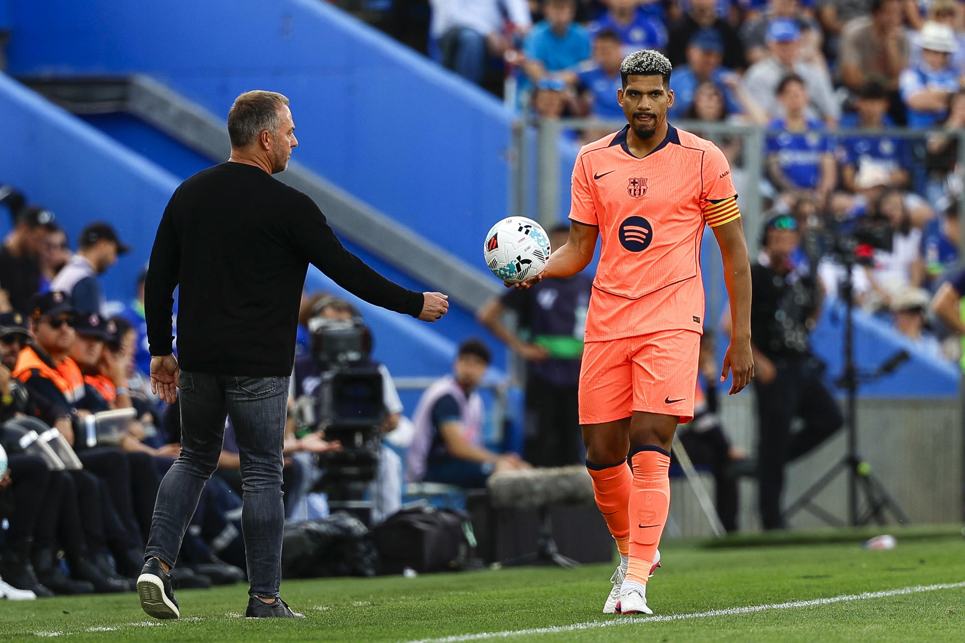 El entrenador del FC Barcelona, Hansi Flick (i), y el defensa Ronald Araújo (d) durante el partido de LaLiga entre Getafe CF y FC Barcelona celebrado este sábado en el estadio Coliseum de Getafe (Madrid). EFE/ Mariscal