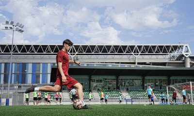 Leo Messi ha revolucionado el ecosistema del fútbol catalán. Se ha convertido en el nuevo propietario de la UE Cornellà, entidad histórica del área metropolitana de Barcelona que milita en la Tercera RFEF, la quinta categoría del fútbol español, y se suma a la lista de exjugadores del Barça que se han subido a la ola de comprar clubes de fútbol. EFE/ Enric Fontcuberta.