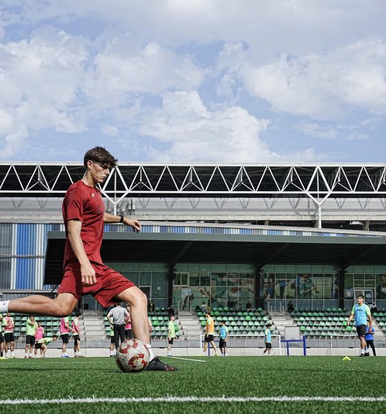 Leo Messi ha revolucionado el ecosistema del fútbol catalán. Se ha convertido en el nuevo propietario de la UE Cornellà, entidad histórica del área metropolitana de Barcelona que milita en la Tercera RFEF, la quinta categoría del fútbol español, y se suma a la lista de exjugadores del Barça que se han subido a la ola de comprar clubes de fútbol. EFE/ Enric Fontcuberta.