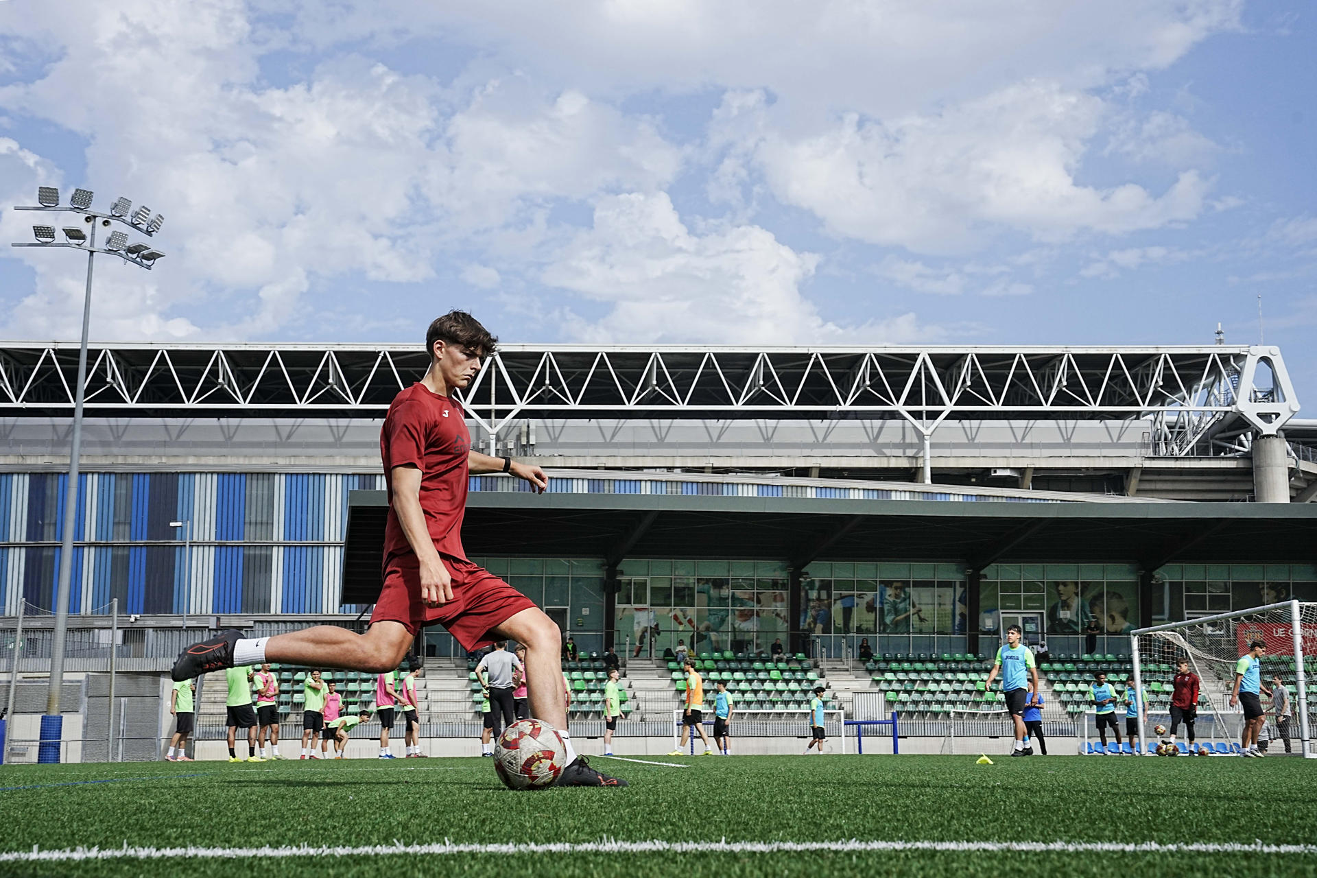 Leo Messi ha revolucionado el ecosistema del fútbol catalán. Se ha convertido en el nuevo propietario de la UE Cornellà, entidad histórica del área metropolitana de Barcelona que milita en la Tercera RFEF, la quinta categoría del fútbol español, y se suma a la lista de exjugadores del Barça que se han subido a la ola de comprar clubes de fútbol. EFE/ Enric Fontcuberta.