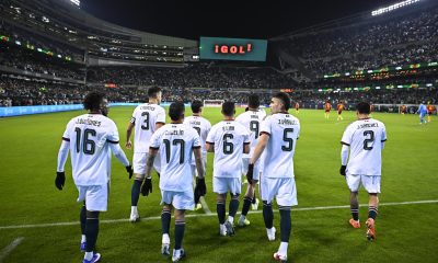 Jugadores de México regresan al campo después de celebrar un gol durante un partido amistoso internacional de fútbol entre México y Bélgica en Soldier Field en Chicago, Illinois, EE. UU. Imagen de archivo. EFE/EPA/VICTOR HILITSKI