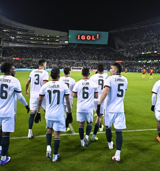 Jugadores de México regresan al campo después de celebrar un gol durante un partido amistoso internacional de fútbol entre México y Bélgica en Soldier Field en Chicago, Illinois, EE. UU. Imagen de archivo. EFE/EPA/VICTOR HILITSKI