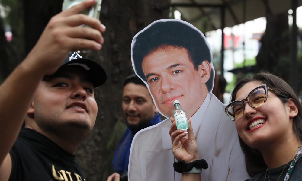 Admiradores del cantante mexicano José José se toman fotos con una imagen del intérprete, durante la conmemoración de su Día, este lunes en Ciudad de México (México). EFE/ Mario Guzmán