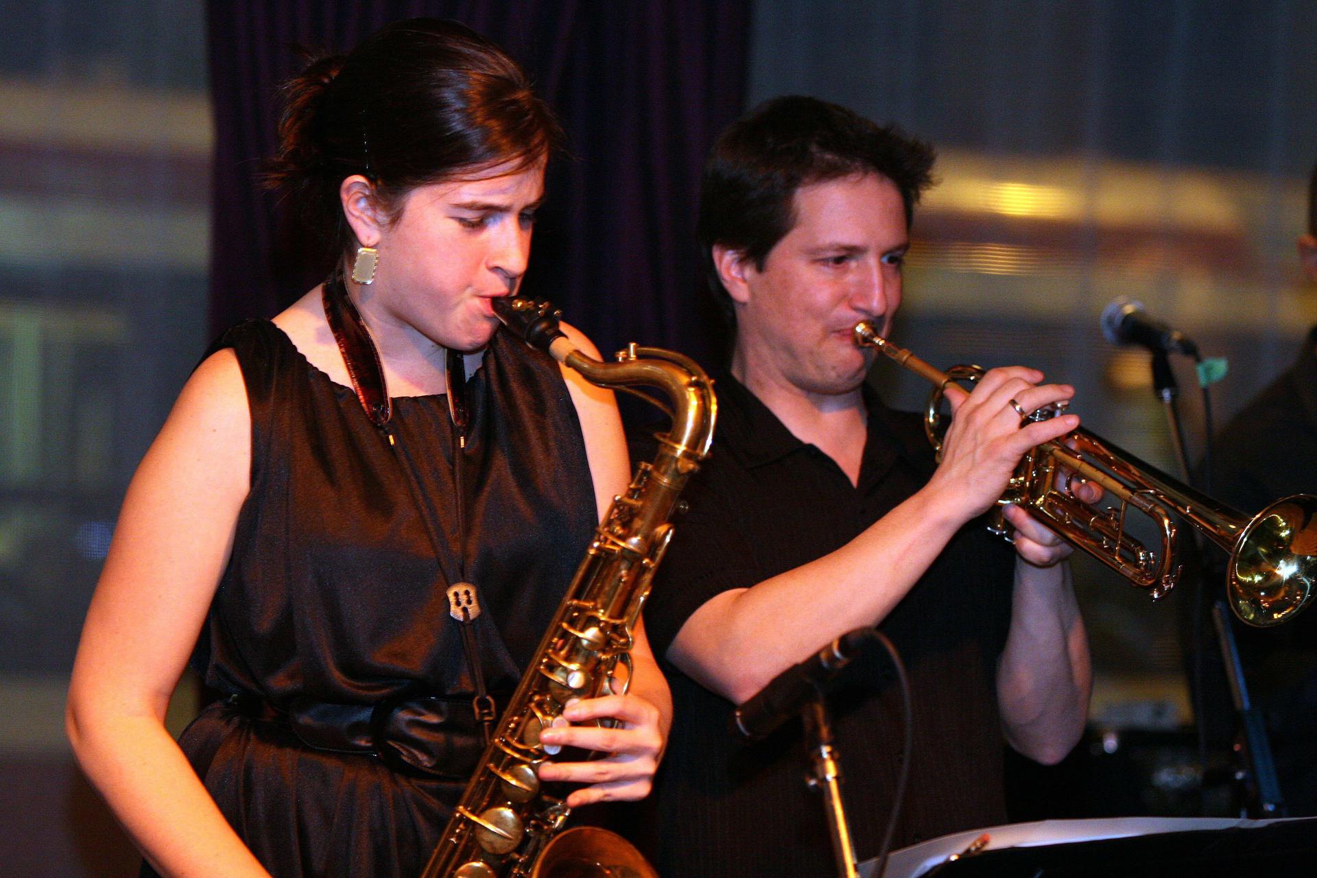 En la imagen de archivo, Laura Andrea Leguia (saxo) y Gabriel Alegría (trompeta), integrantes de la banda "Jazz Peru Internacional" en el Drake Hotel de la ciudad de Toronto (Canadá). EFE/Néstor Ponce