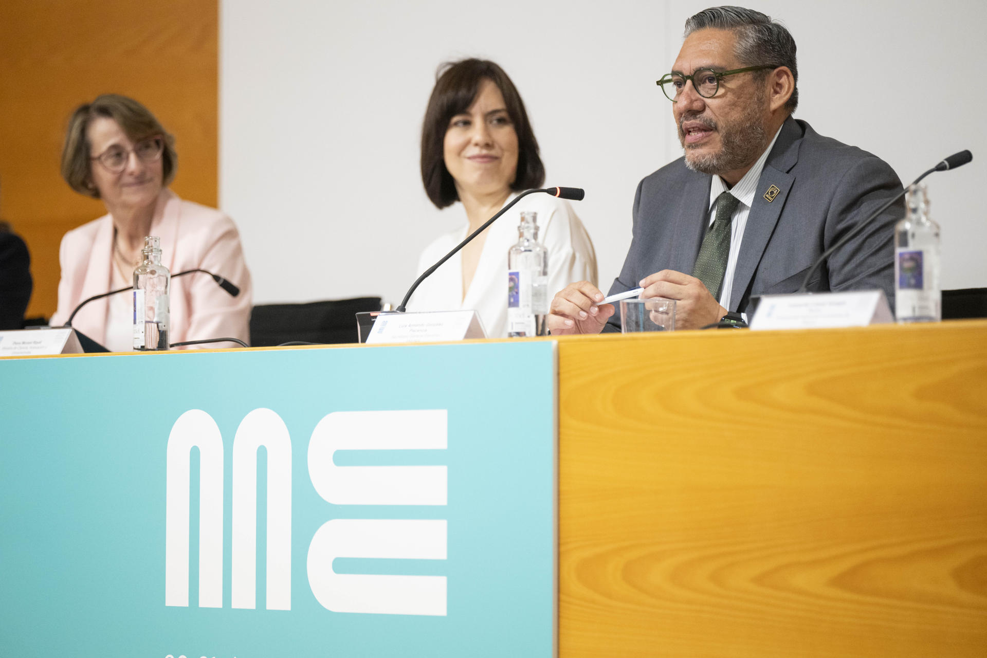 El secretario general ejecutvo ANUIES, Luis Armando González Placencia, la ministra de Ciencia y Universidades, Diana Morant, y la rectora de la UJI, Eva Alcón (i), durante la conferencia de Rectores y Rectoras de las Universidades Españolas (CRUE) y la Asociación Nacional de Universidades e Instituciones de Educación Superior de México (ANUIES), junto con la Universitat Jaume I (UJI), celebran los días 20 y 21 de abril la II Cumbre de Rectoras y Rectores México–España 2026 bajo el lema Universidades para un futuro compartido: innovación, sostenibilidad y cooperación académica. EFE/Andreu Esteban
