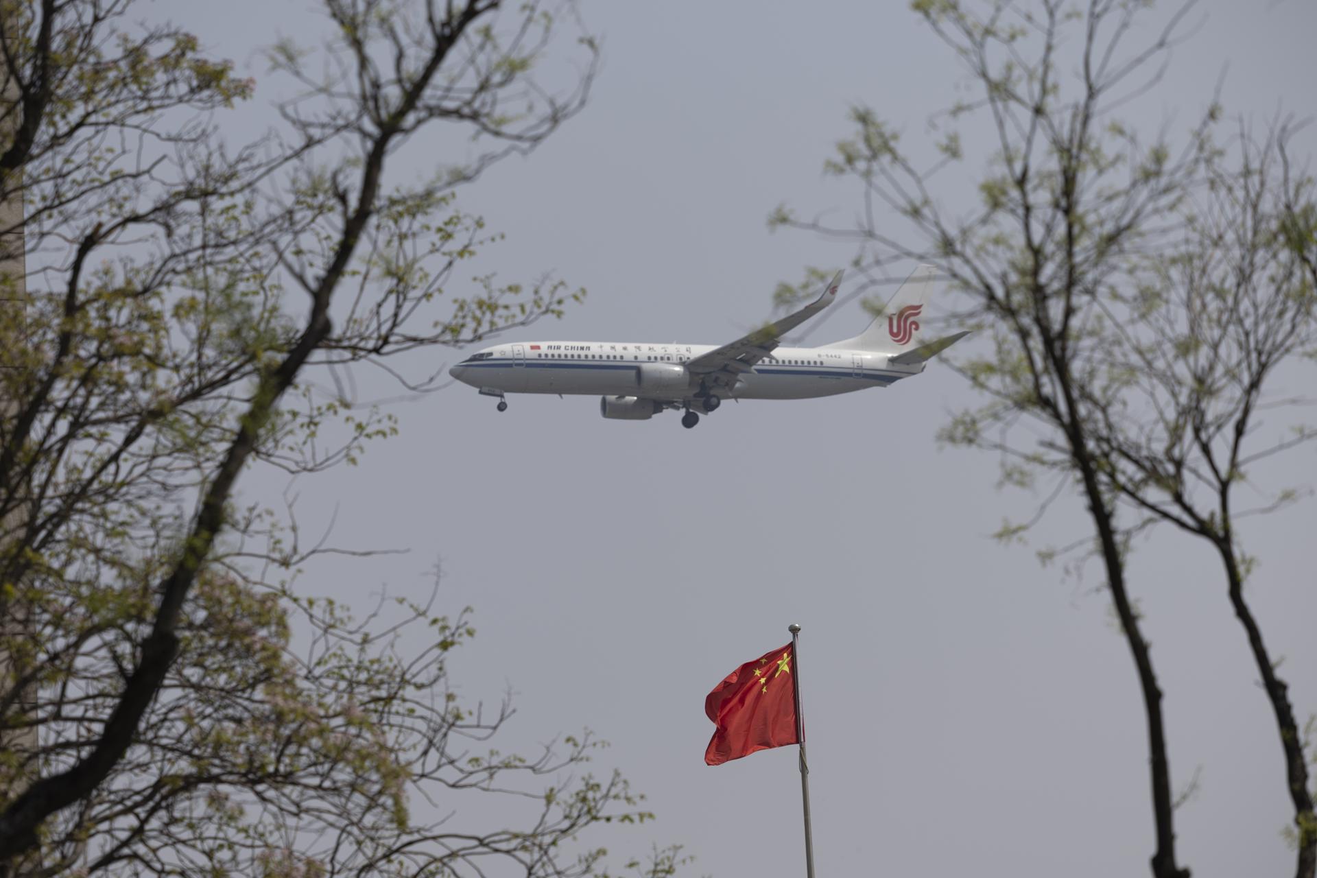 PEKÍN (China), 16/04/2025.- Un avión Boeing de Air China se aproxima al Aeropuerto Internacional de la Capital de Pekín en Pekín, China, el 16 de abril de 2025.
EFE/EPA/ANDRES MARTINEZ CASARES