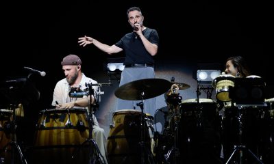 El cantautor uruguayo Jorge Drexler (c) canta este viernes, en Buenos Aires (Argentina). EFE/ Juan Ignacio Roncoroni