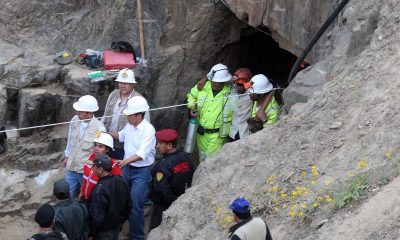 Personas trabajan en el rescate de mineros atrapados. Imagen de archivo. EFE/Paul Vallejos