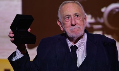 Fotografía de archivo del 12 de septiembre de 2024 que muestra al cineasta Adolfo Aristarain con la Medalla de Oro de la Academia del Cine español en el Museo de Arte Latinoamericano en Buenos Aires (Argentina).EFE/Archivo/Juan Ignacio Roncoroni