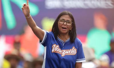 La presidenta encargada de Venezuela, Delcy Rodríguez, fue captada este 30 de abril al liderar una masiva movilización en la que anunció un aumento del ingreso mínimo integral de los trabajadores de su país, conformado por el salario y las bonificaciones, a 240 dólares mensuales, en Caracas (Venezuela). EFE/Ronald Peña