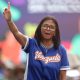 La presidenta encargada de Venezuela, Delcy Rodríguez, fue captada este 30 de abril al liderar una masiva movilización en la que anunció un aumento del ingreso mínimo integral de los trabajadores de su país, conformado por el salario y las bonificaciones, a 240 dólares mensuales, en Caracas (Venezuela). EFE/Ronald Peña