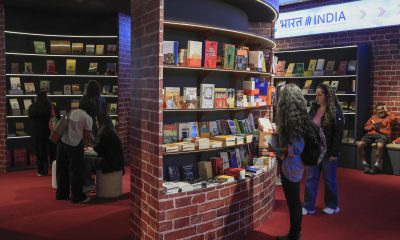 Personas visitan el pabellón de la India, país invitado a la Feria Internacional del Libro de Bogotá (FilBo), este jueves, en Bogotá (Colombia). EFE/ Carlos Ortega