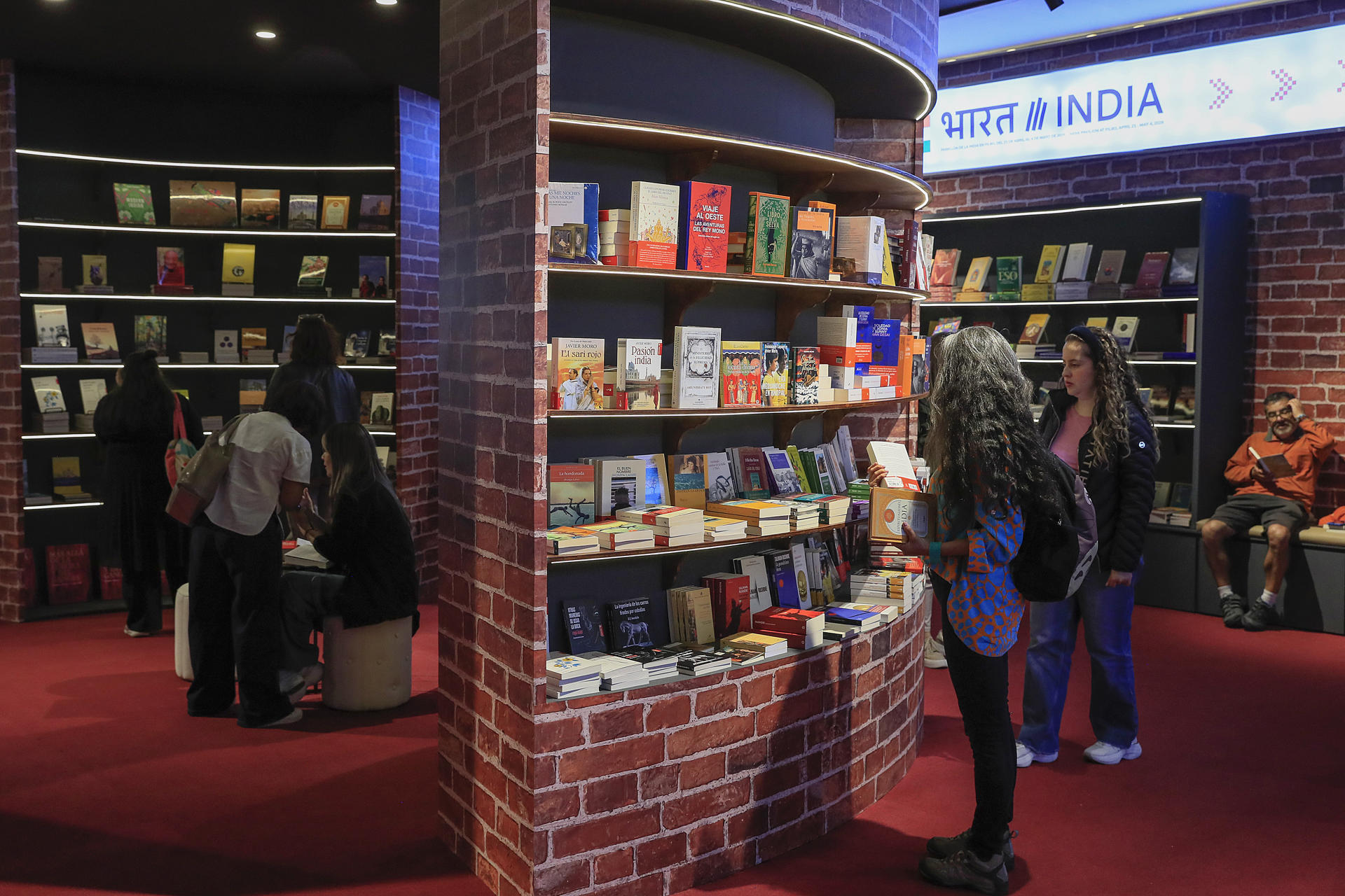 Personas visitan el pabellón de la India, país invitado a la Feria Internacional del Libro de Bogotá (FilBo), este jueves, en Bogotá (Colombia). EFE/ Carlos Ortega