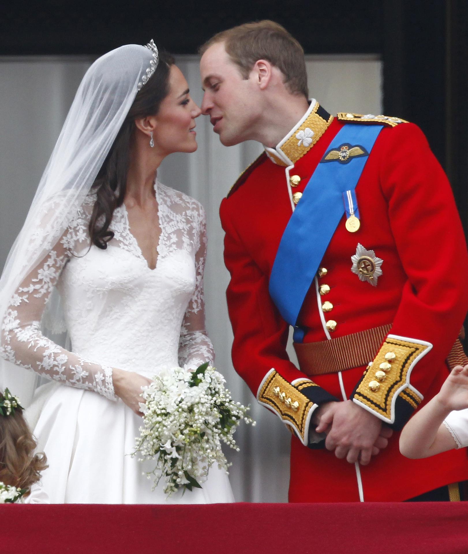 El príncipe Guillermo y su esposa Catalina en el balcón del palacio de Buckingham, en Londres (Reino Unido. EFE/Kerim Okten