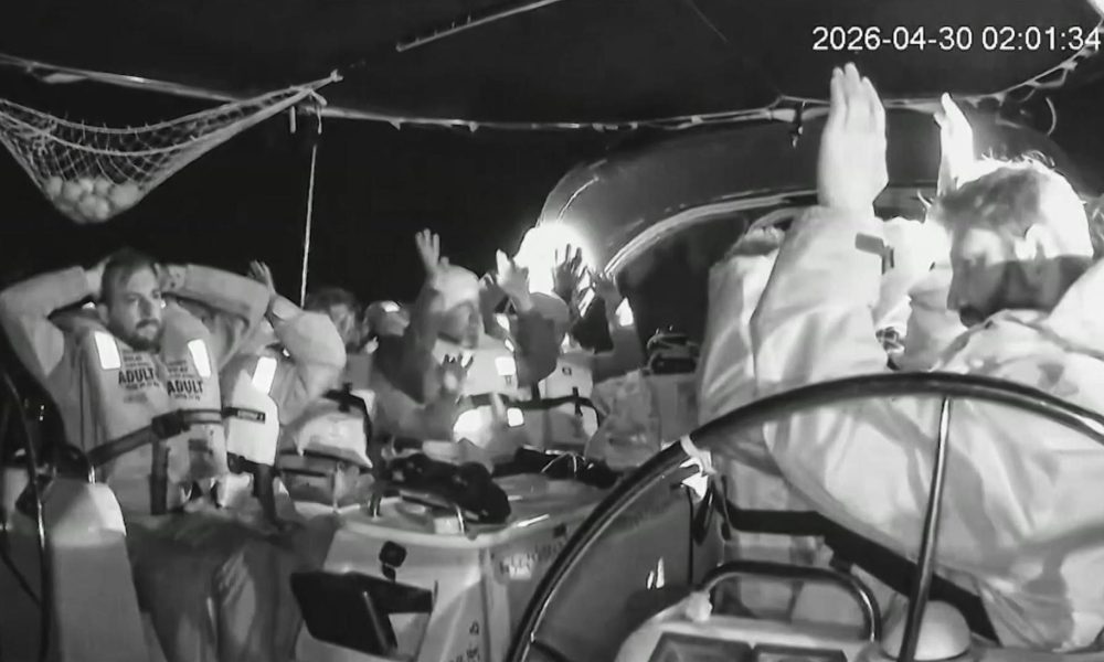 MADRID, 30/04/2026.- Captura de un video facilitado por la Flotilla Global Sumud, que navega rumbo a la Franja de Gaza con 58 embarcaciones, que reportó este jueves que las fuerzas navales israelíes interceptaron, abordaron e inutilizaron sistemáticamente varios barcos, dejando intencionadamente a cientos de civiles a la deriva y ante una tormenta inminente. "Esta noche, el mundo presencia la exportación de la doctrina de abandono planificado del ejército israelí. En una violenta incursión en aguas internacionales, las fuerzas navales israelíes interceptaron, abordaron e inutilizaron sistemáticamente varias embarcaciones de la Flotilla Global Sumud", explicaron en su canal de Telegram. Durante la madrugada denunciaron que Israel había interceptado a 22 barcos en aguas internacionales cerca de las costas de Grecia, después de haber denunciado horas antes que estaban siendo rodeados por embarcaciones israelíes, según su rastreador. EFE/Global Sumud Flotilla -SÓLO USO EDITORIAL/SOLO USO PERMITIDO PARA ILUSTRAR LA NOTICIA QUE APARECE EN EL PIE DE FOTO (CRÉDITO OBLIGATORIO)-
