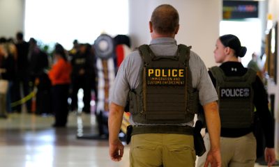 Integrantes del Servicio de Inmigración y Control de Aduanas (ICE) custodian en el Aeropuerto Intercontinental George Bush en Houston (EE.UU). Imagen de archivo. EFE/ José Luis Castillo