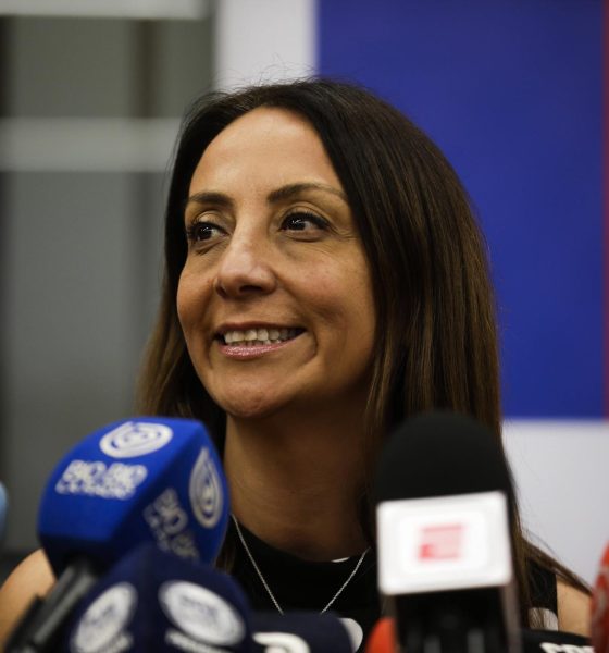 Fotografía de archivo del 30 de octubre de 2019 en la que se observa a la exministra de Deportes de Chile Cecilia Pérez durante una rueda de prensa en Santiago (Chile). Pérez fue elegida presidenta del club de fútbol Universidad de Chile y se convirtió en la primera mujer al frente de un club de Primera División en el país y la tercera en Sudamérica que lo consigue a partir de un acto eleccionario. EFE/Alberto Peña