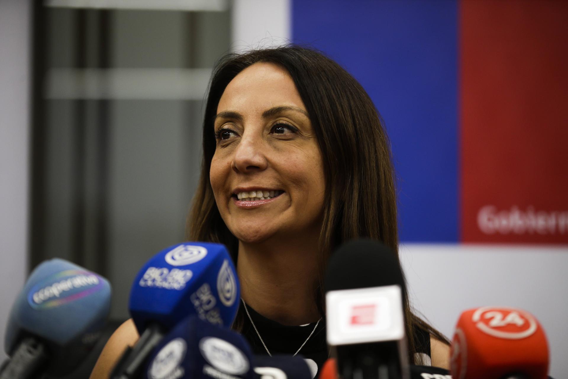 Fotografía de archivo del 30 de octubre de 2019 en la que se observa a la exministra de Deportes de Chile Cecilia Pérez durante una rueda de prensa en Santiago (Chile). Pérez fue elegida presidenta del club de fútbol Universidad de Chile y se convirtió en la primera mujer al frente de un club de Primera División en el país y la tercera en Sudamérica que lo consigue a partir de un acto eleccionario. EFE/Alberto Peña