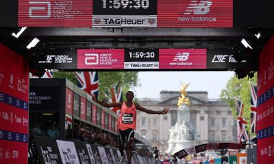 El atleta keniano Sabastian Sawe, en el momento de ganar el maratón de Londres, con récord del mundo incluido. EFE/EPA/NEIL HALL