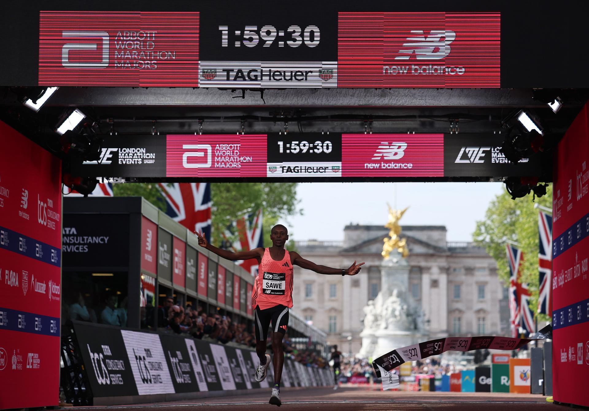 El atleta keniano Sabastian Sawe, en el momento de ganar el maratón de Londres, con récord del mundo incluido. EFE/EPA/NEIL HALL