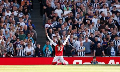 El jugador del Arsenal Eberechi Eze celebra el 1-0 durante el partido de la Premier League que han jugado Arsenal FC y Newcastle United, en Londres, Reino Unido. EFE/EPA/DAVID CLIFF
