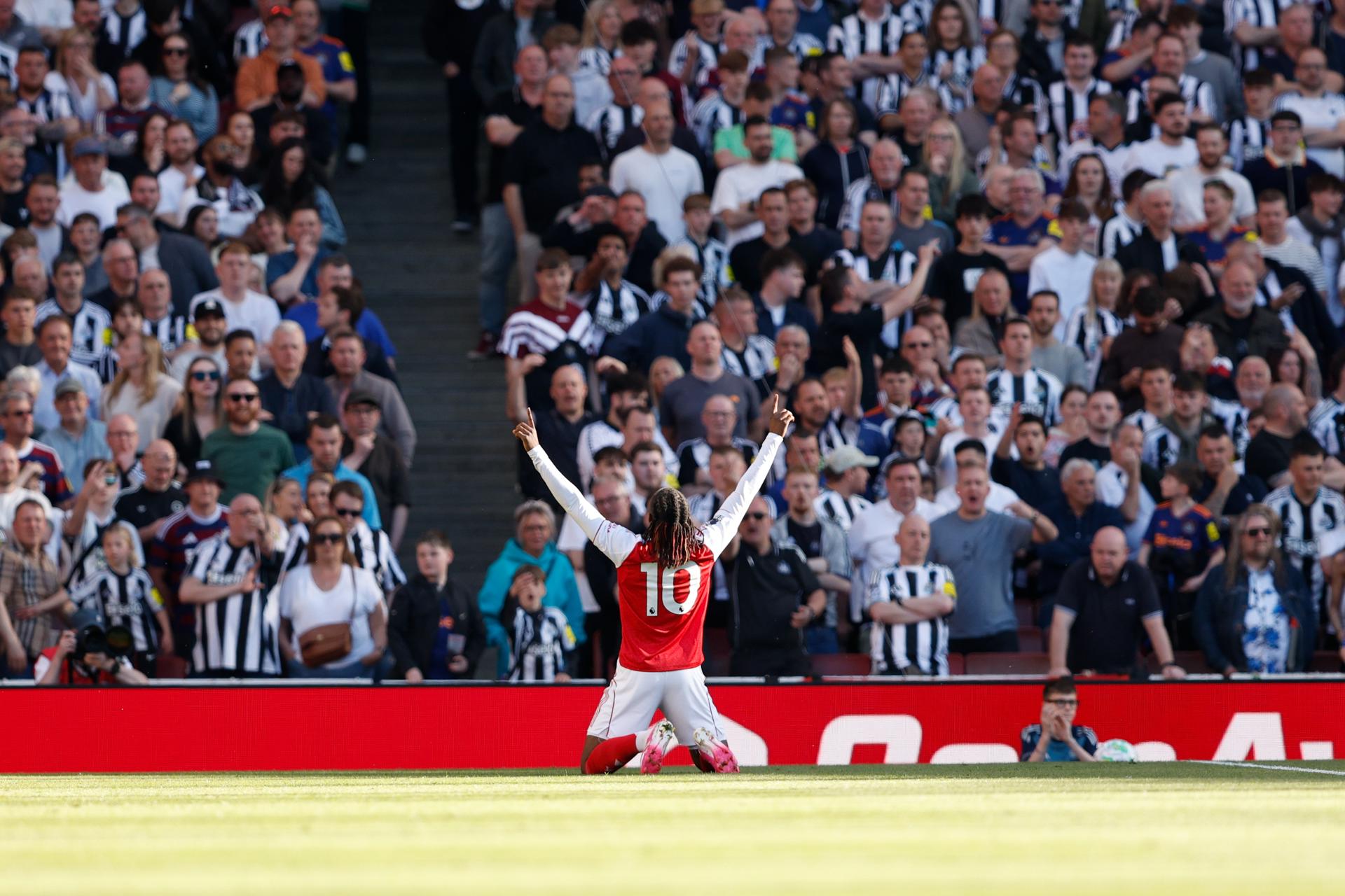 El jugador del Arsenal Eberechi Eze celebra el 1-0 durante el partido de la Premier League que han jugado Arsenal FC y Newcastle United, en Londres, Reino Unido. EFE/EPA/DAVID CLIFF