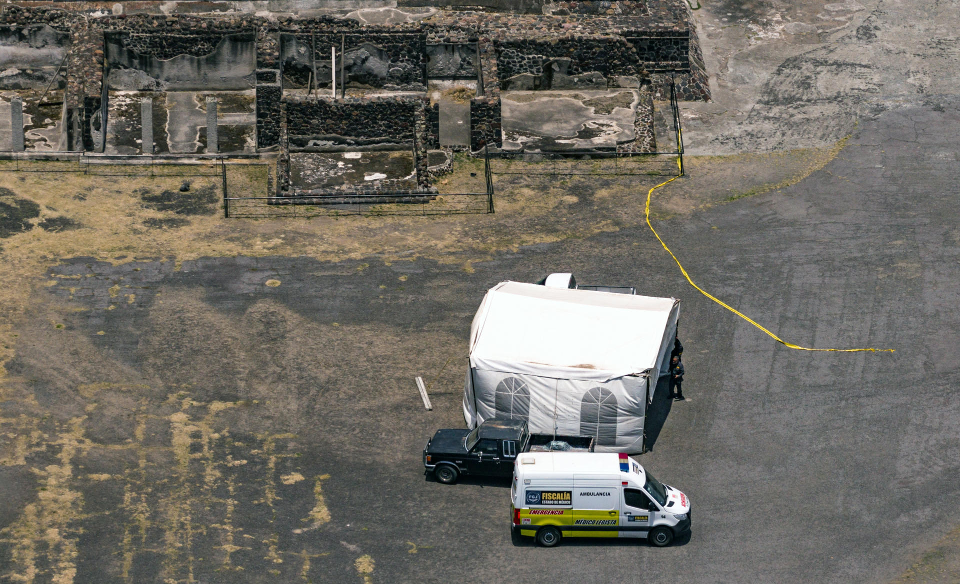 Fotografía aérea donde se observan agentes investigadores en la zona de la Pirámide de la Luna este martes, en el municipio de San Juan Teotihuacán en el Estado de México (México). EFE/Franyeli García