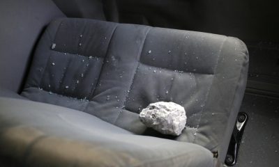 Una roca cayó dentro de un vehículo durante los enfrentamientos entre fanáticos de los equipos Motagua y Olimpia en Tegucigalpa (Honduras). EFE/Gustavo Amador