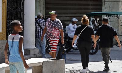 Personas caminan por una calle en La Habana (Cuba). EFE/ Ernesto Mastrascusa
